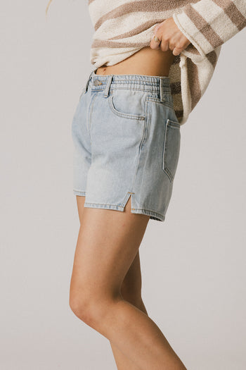 SHORT LIGHT WASH SHORTS