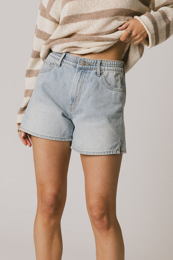 LIGHT WASH DENIM SHORTS