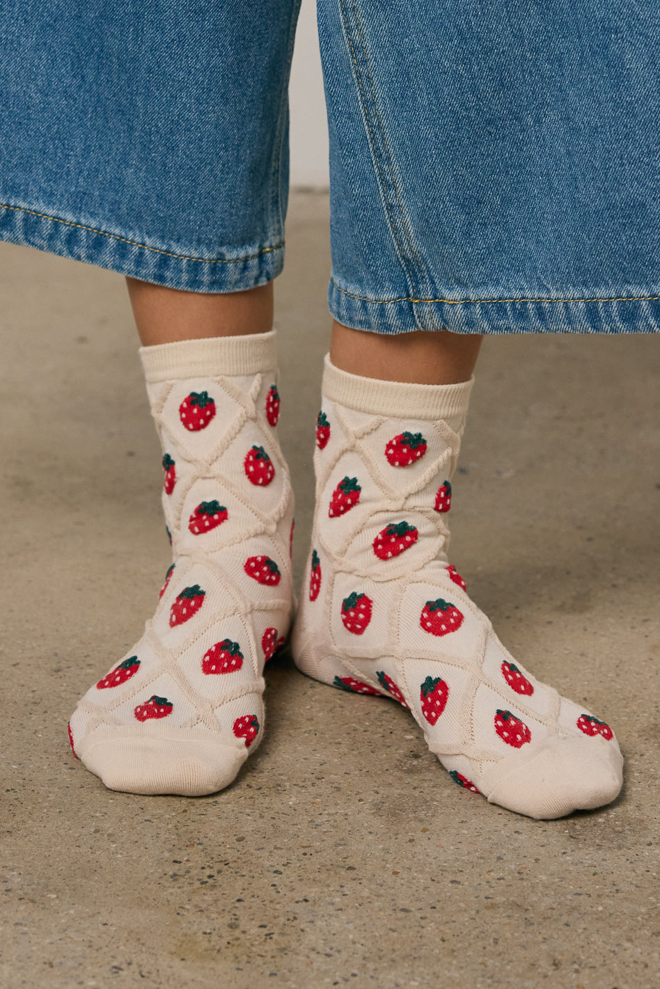 cream strawberry socks 
