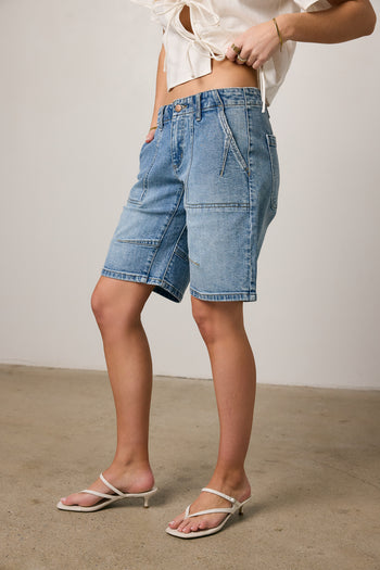 DENIM BERMUDAS IN MEDIUM WASH