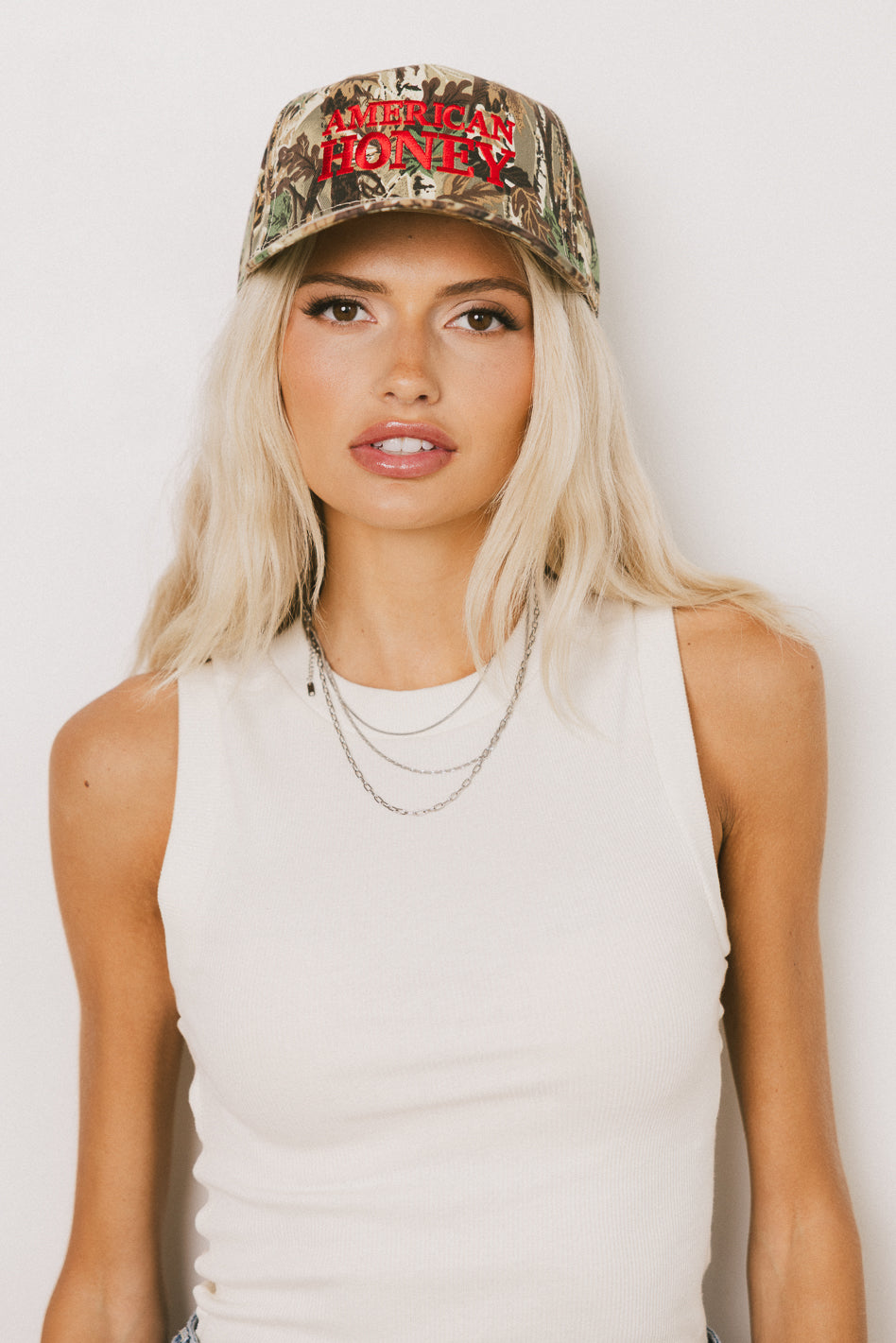 curved brim baseball cap