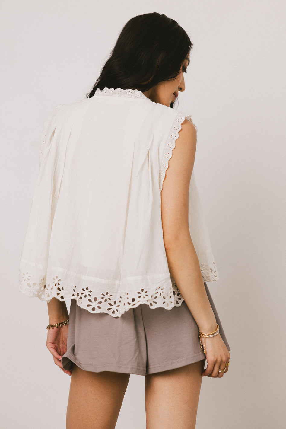 cream sleeveless blouse