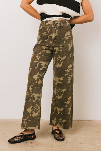 HIGH RISE CAMO JEAN