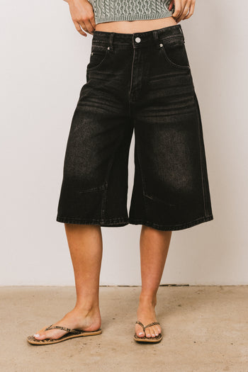 BLACK BERMUDA SHORTS