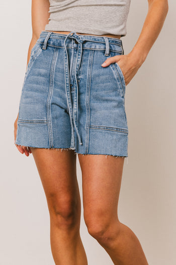 LIGHT WASH DENIM SHORTS