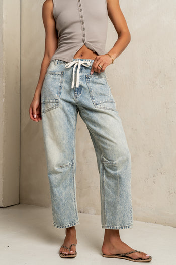 MEDIUM WASH BARREL JEANS