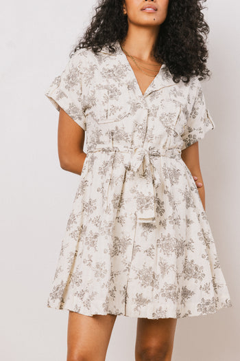 Bow tie around the waist 