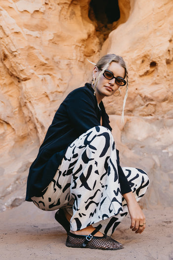 WHITE AND BLACK PRINTED PANTS 