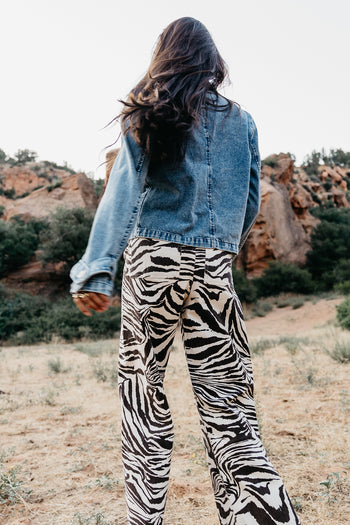 BACK POCKETS ON WIDE LEG DENIM 