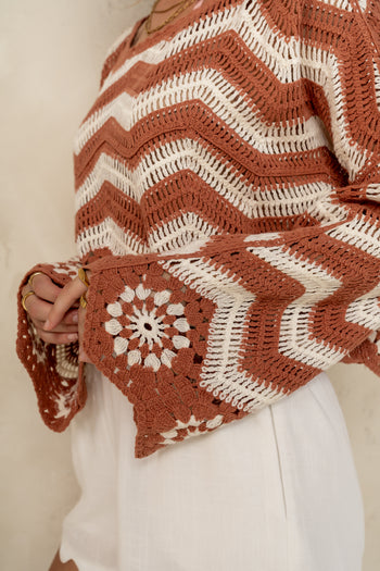 ZIG ZAGE DETAIL WITH THE EDGE OF THE SLEEVE FLORAL 