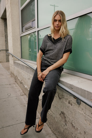 CONTRAST TOP IN BLACK AND WHITE 