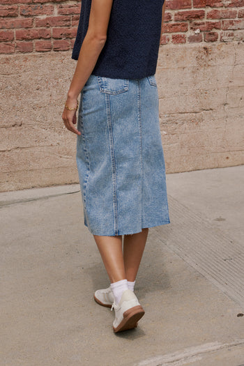 BACK POCKET ON DENIM SKIRT 