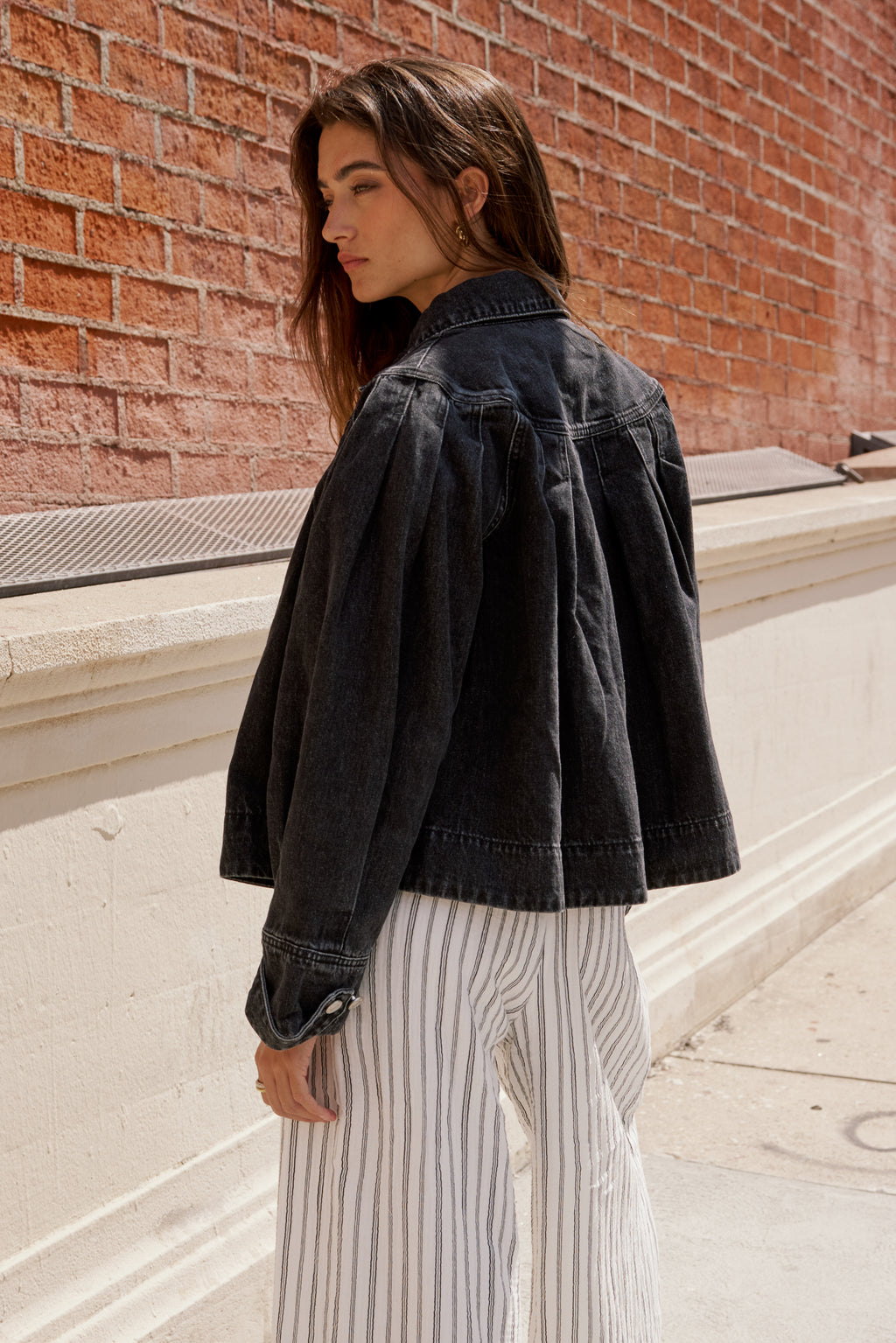 PLEATED BLACK DENIM JACKET 