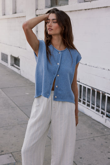 SLEEVELESS BUTTON UP 