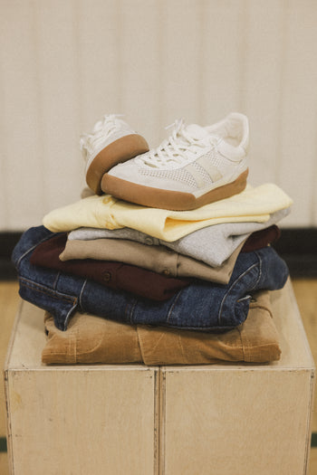 TRENDING WHITE SNEAKERS