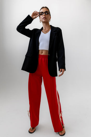 ONE BUTTON CLOSURE ON BLACK BLAZER