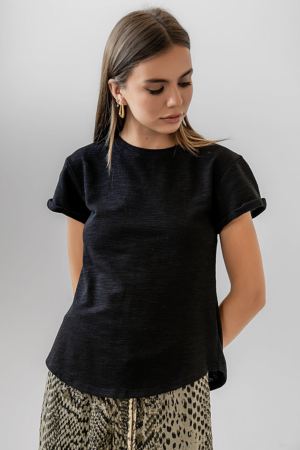 ROUND NECKLINE 