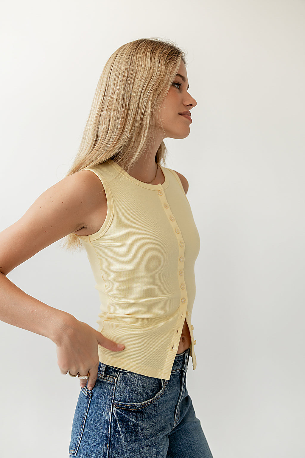 SLIGHT RIBBED KNIT TANK 