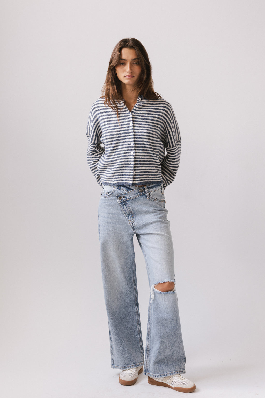 BAGGY RIPPED JEANS
