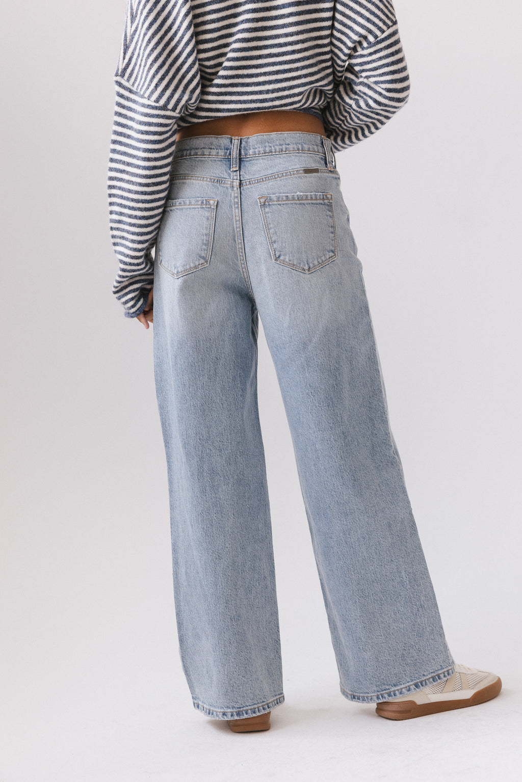 CROSSOVER LIGHT WASH JEANS