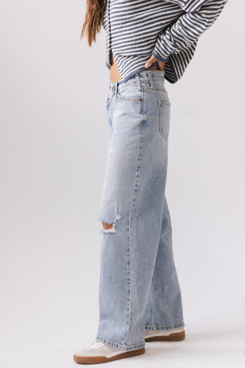 DISTRESSED WOMENS JEANS