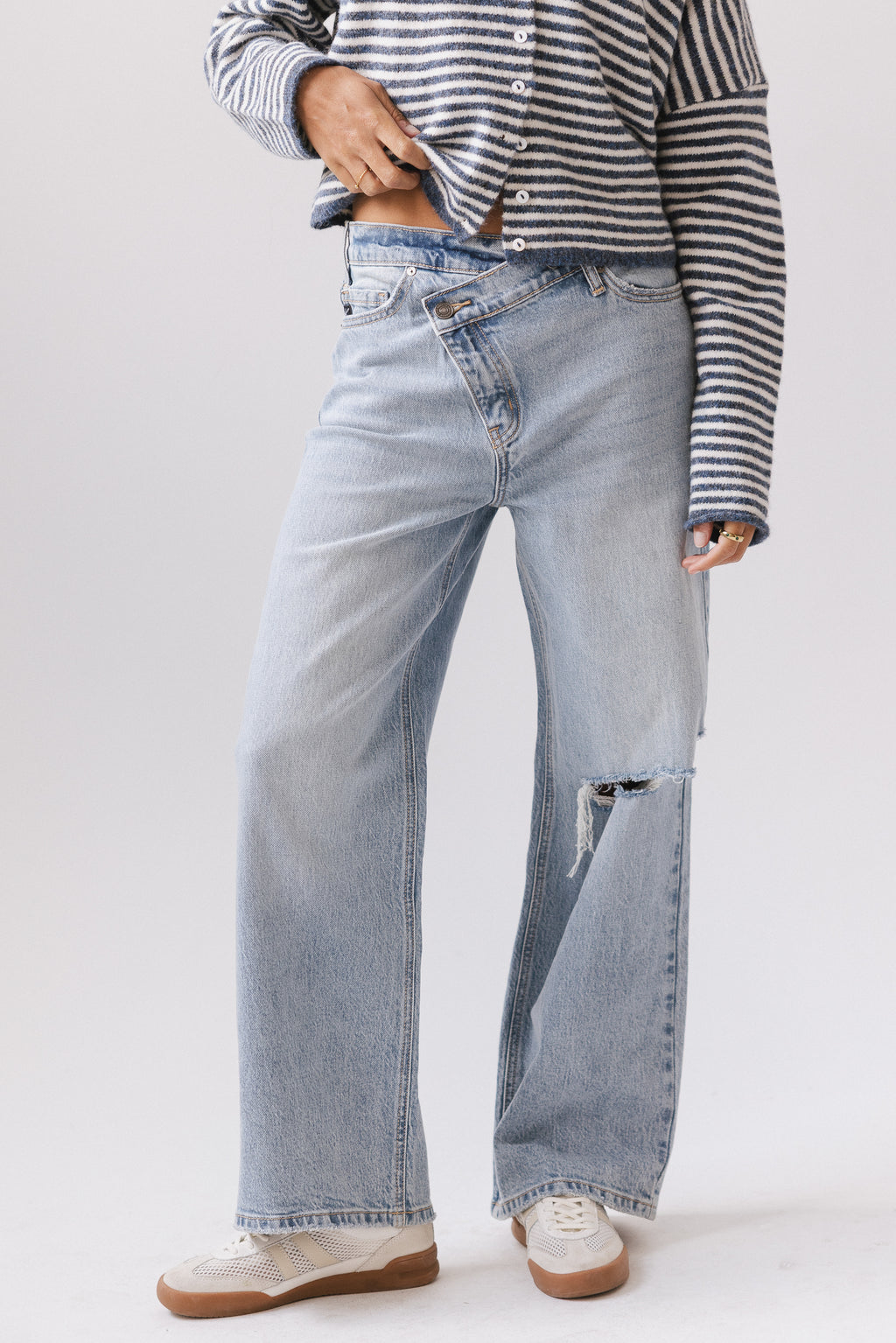 LIGHT WASH DENIM