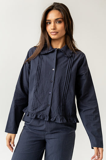 Front Button Closure
Pleated Details