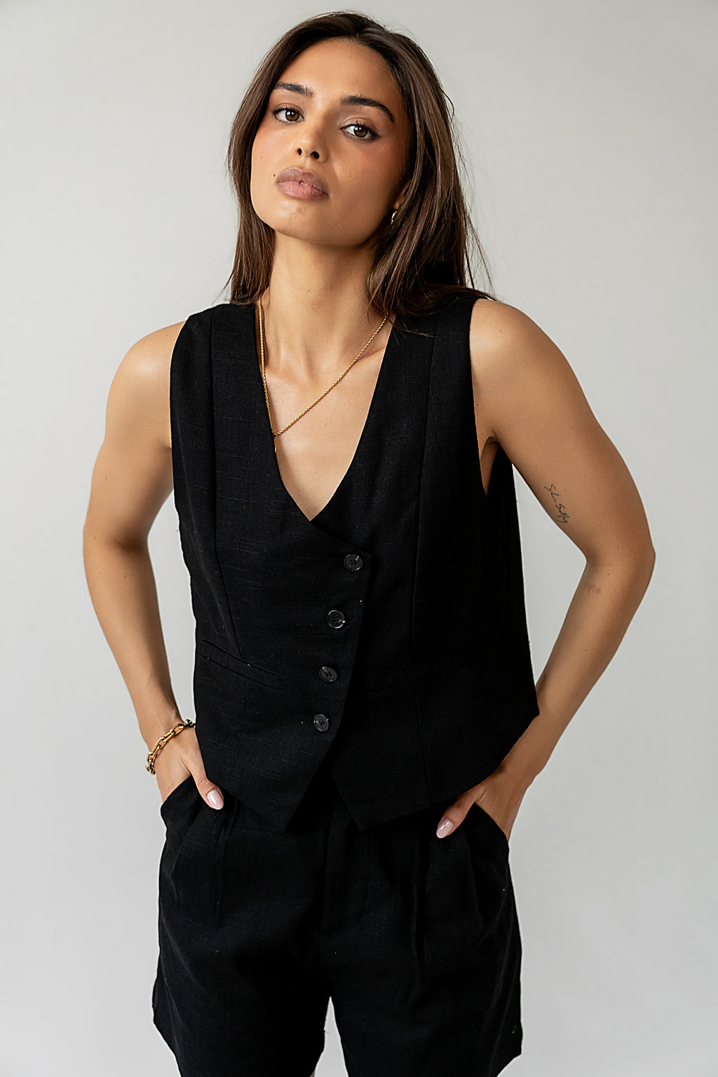 BLACK BOTTONS ON BLACK VEST