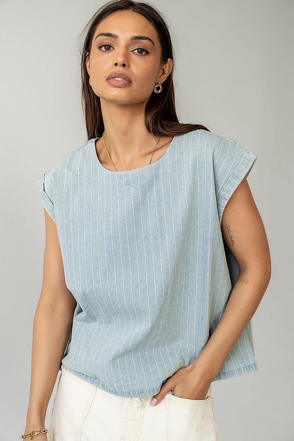 ROUND NECKLINE 