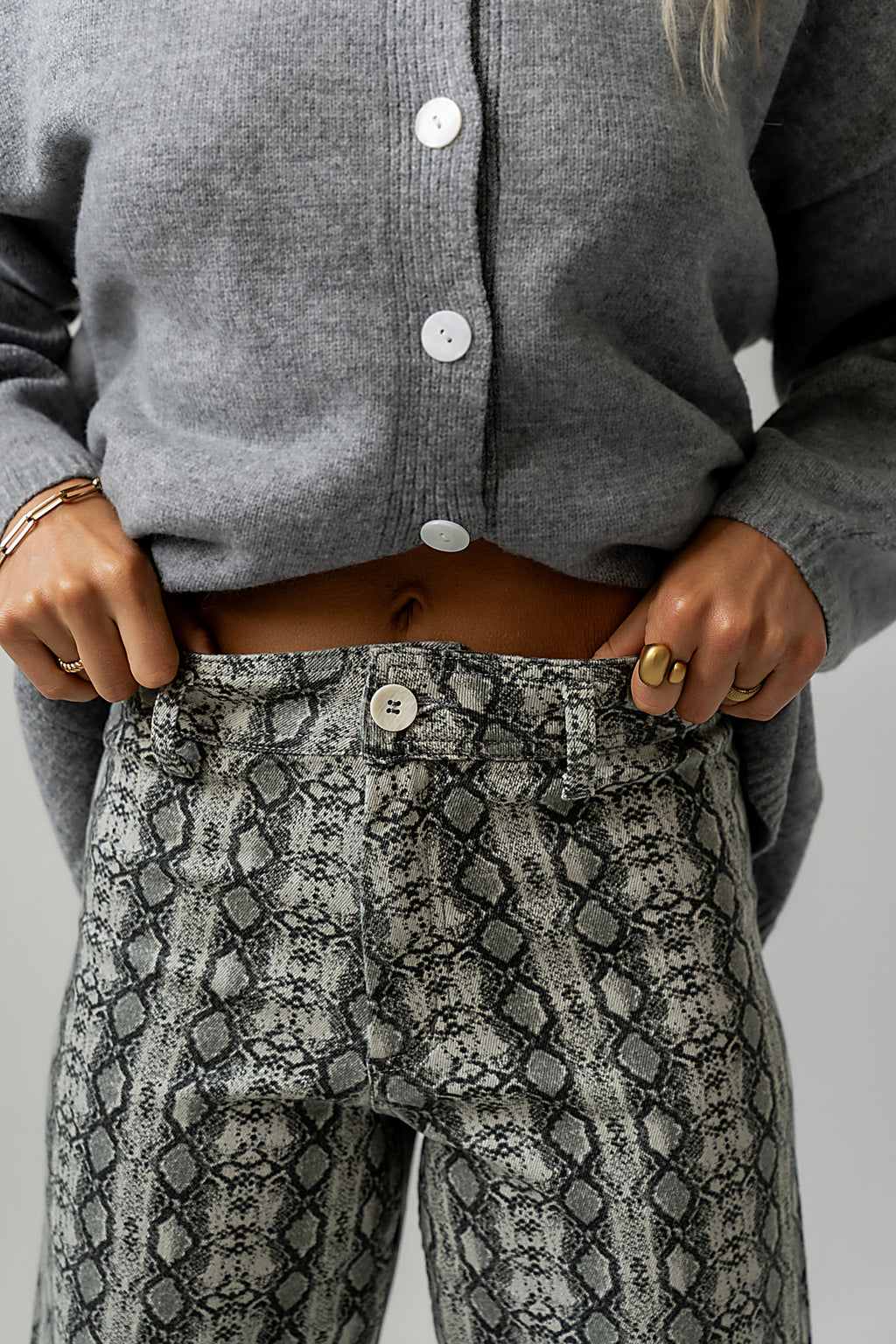 zipper button closure 