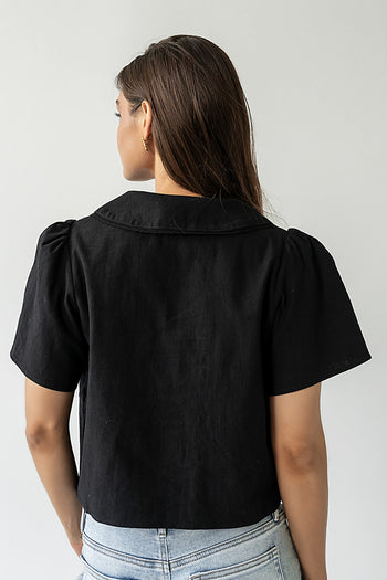 Collared V-Neckline
Short Sleeves