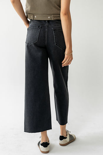BACK POCKETS ON WIDE LEG DENIM 