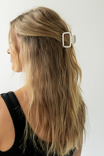 Tati Cutout Claw Clip in White