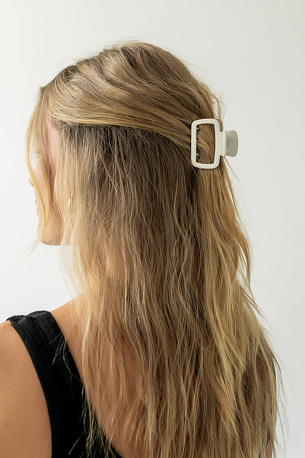 Tati Cutout Claw Clip in White