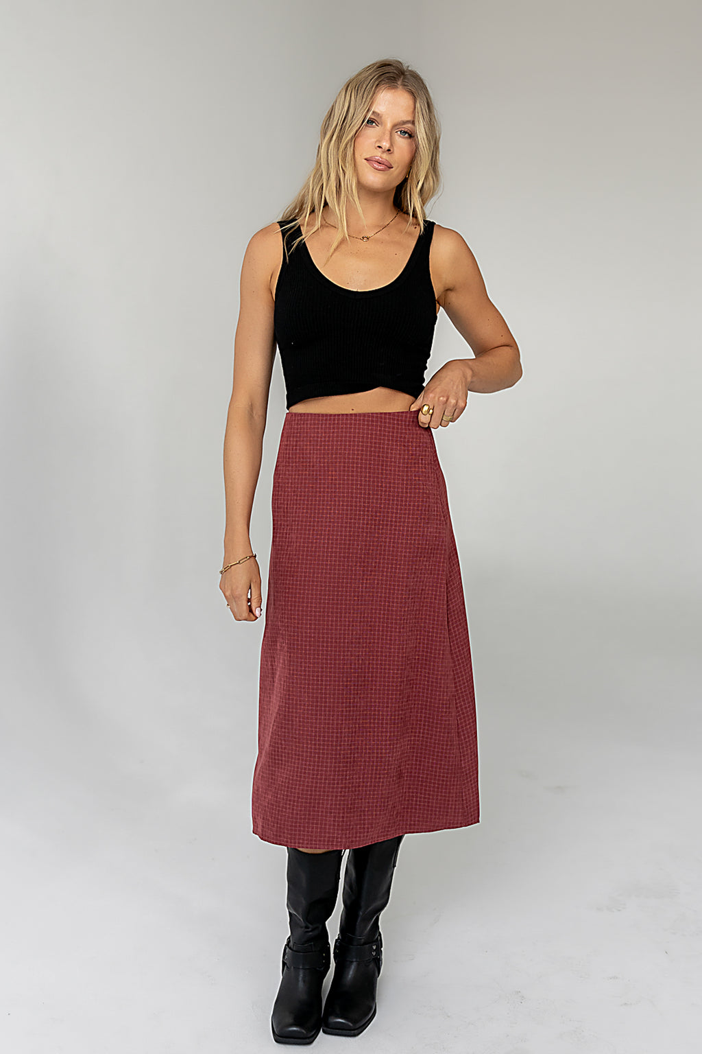 FITTED WAIST LINE
