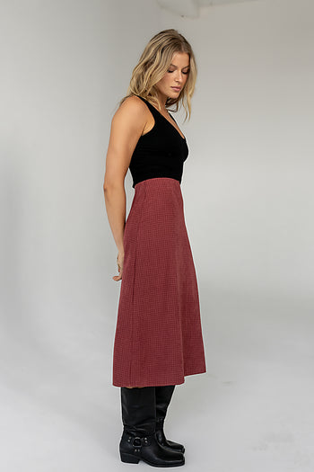 ZIP UP CLOSURE ON SIDE OF SKIRT