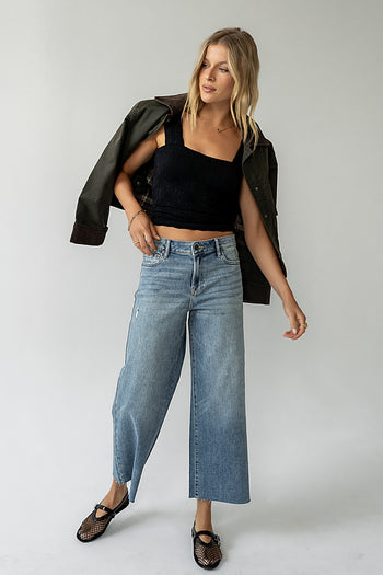 FRONT POCKETS ON MEDIUM WASH DENIM 