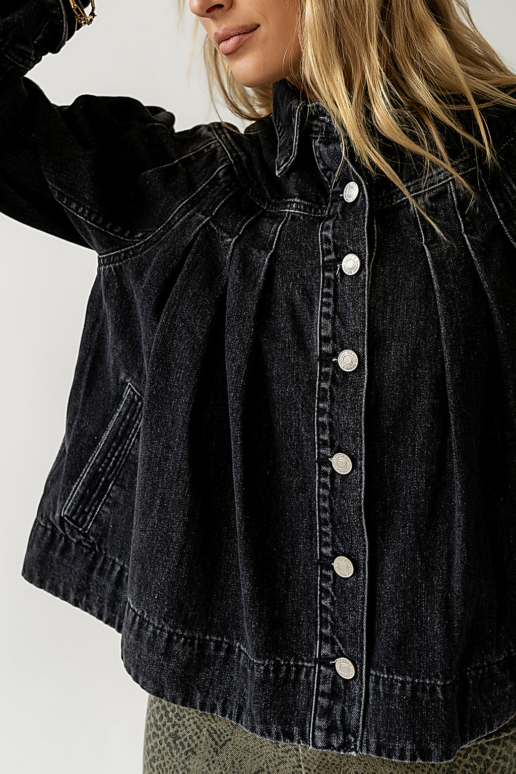 Pleated Detail
Functioning Buttons