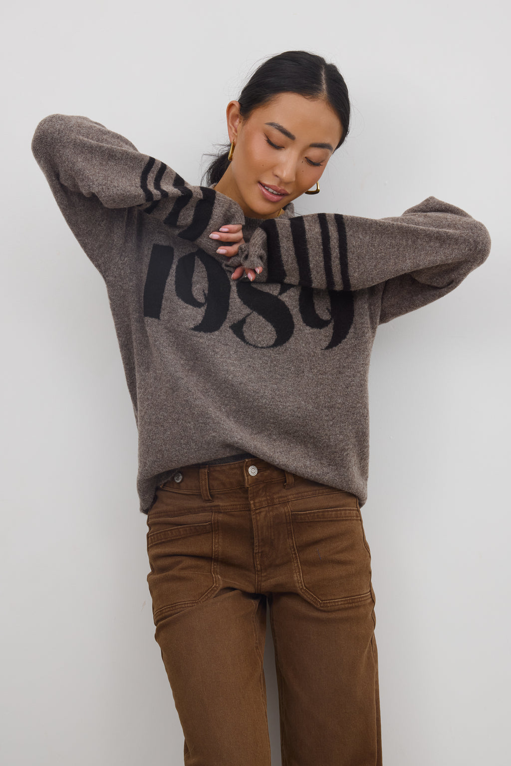 Loose Fit
Stretch-Knit Material