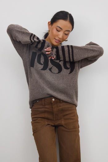 Loose Fit
Stretch-Knit Material