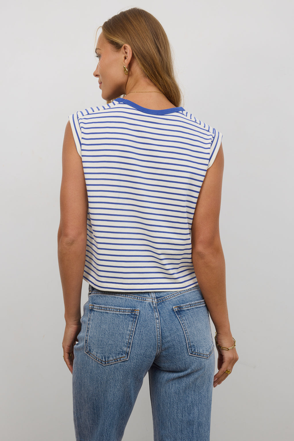 ROUND NECKLINE 