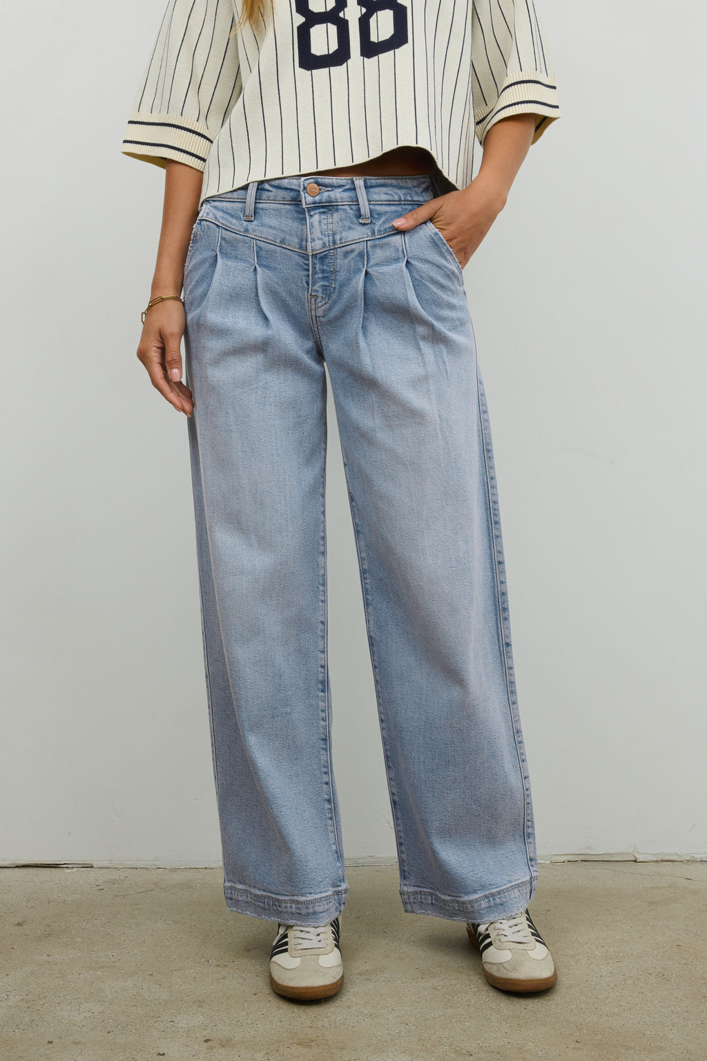  Pleated Baggy Jeans