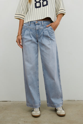  Pleated Baggy Jeans