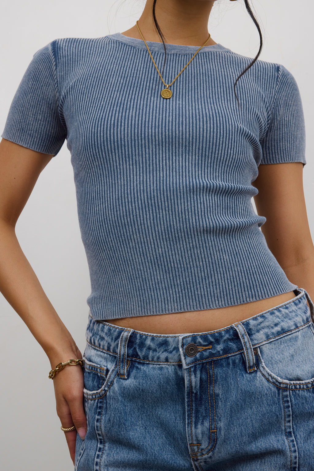 ROUND NECKLINE 