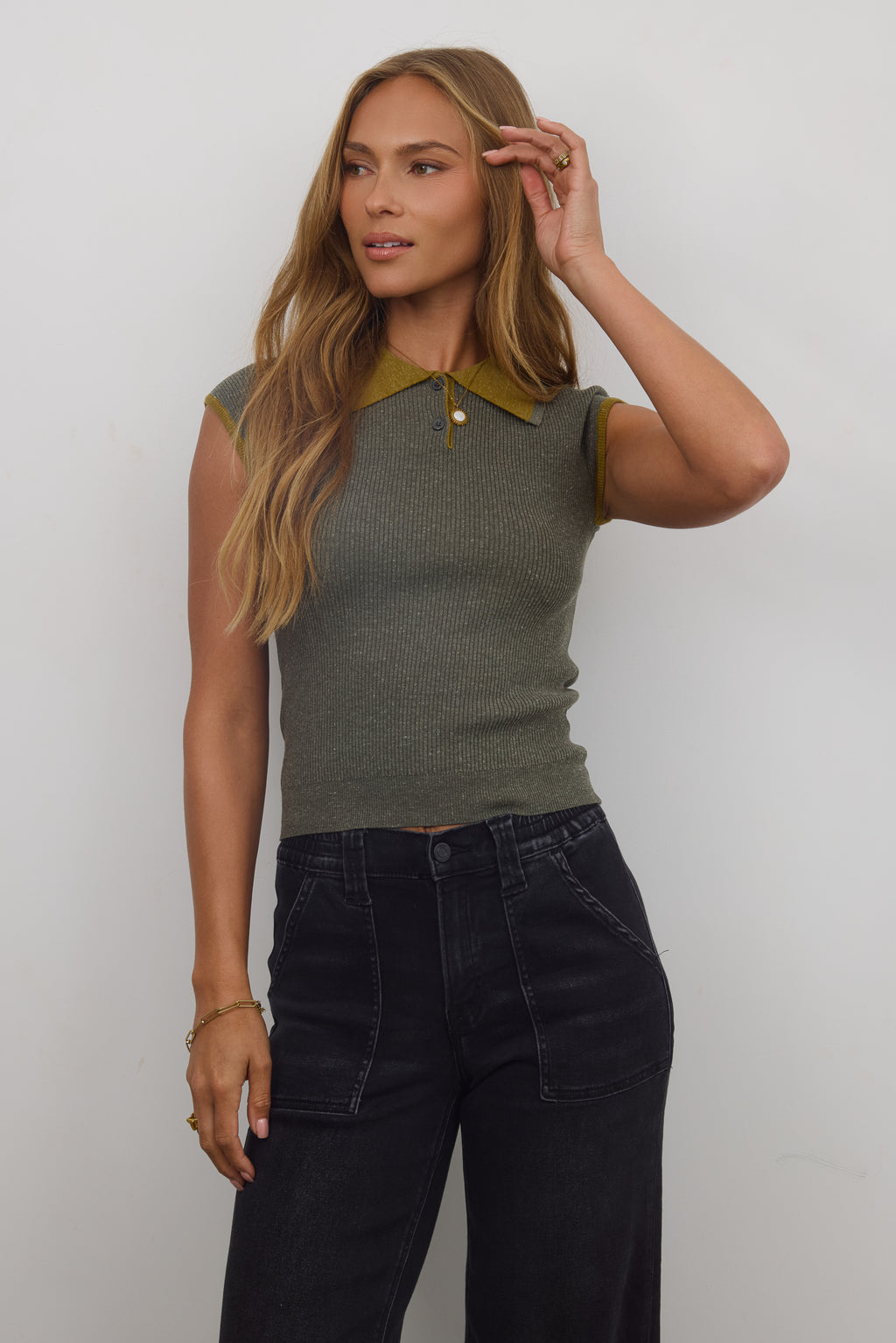 ROUND NECKLINE WITH A TWO BUTTON OPENING 
