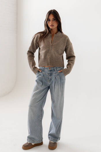 Loose Fit
Stretch-Knit Material