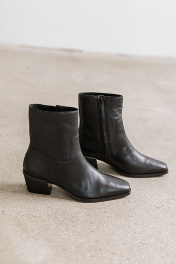 Steve Madden Daney Boots in Black Leather - FINAL SALE