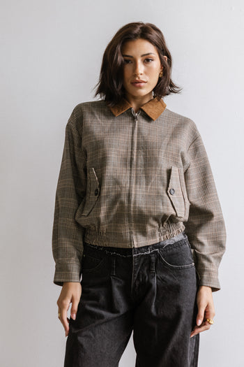 POCKETS ON EACH SIDE OF JACKET