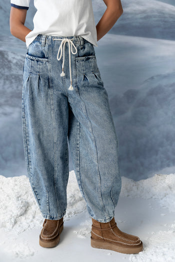 Kamryn Tapered Baggy Jeans in Medium Wash