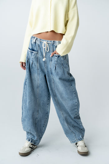 Kamryn Tapered Baggy Jeans in Medium Wash